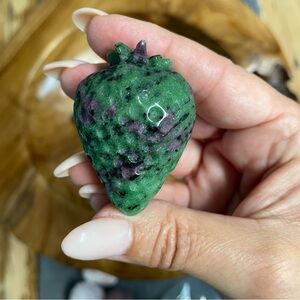 Ruby in fucshite strawberry shaped crystal carving UV reactive